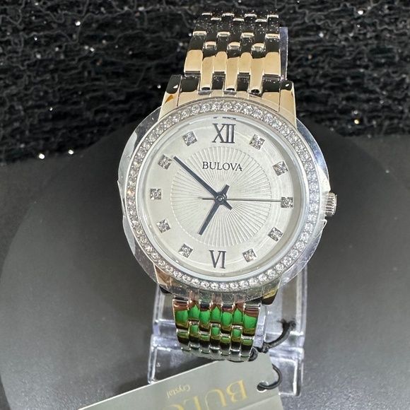 Women's NWT White Etched Face with Crystaled Bezel & Silver Chained Bracelet - Picture 1 of 4